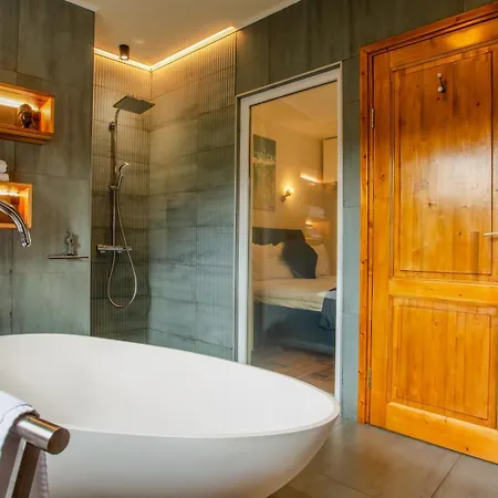 Lagom - Hot Tub Hideout Holiday home