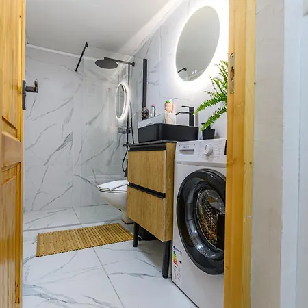 Lagom - Hot Tub Hideout